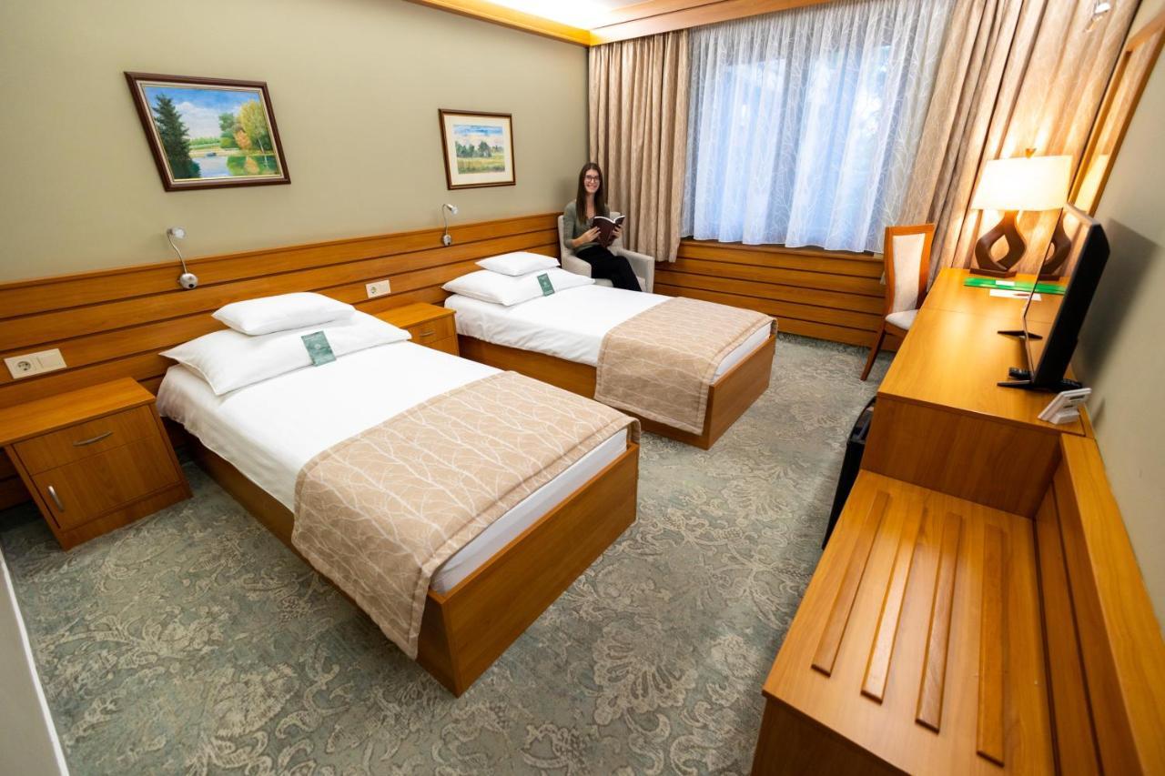 Hotel Club Tisza Lakitelek Buitenkant foto